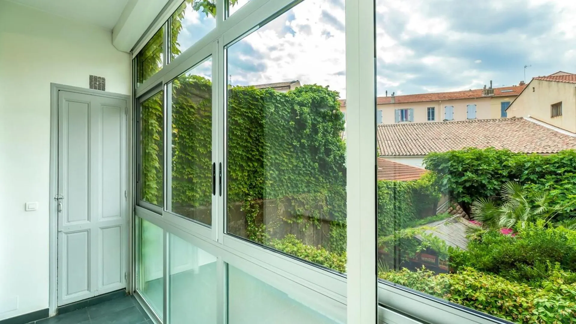 Apartment Bright And Modern 2 Bedroom In The Heart Of Antibes! France