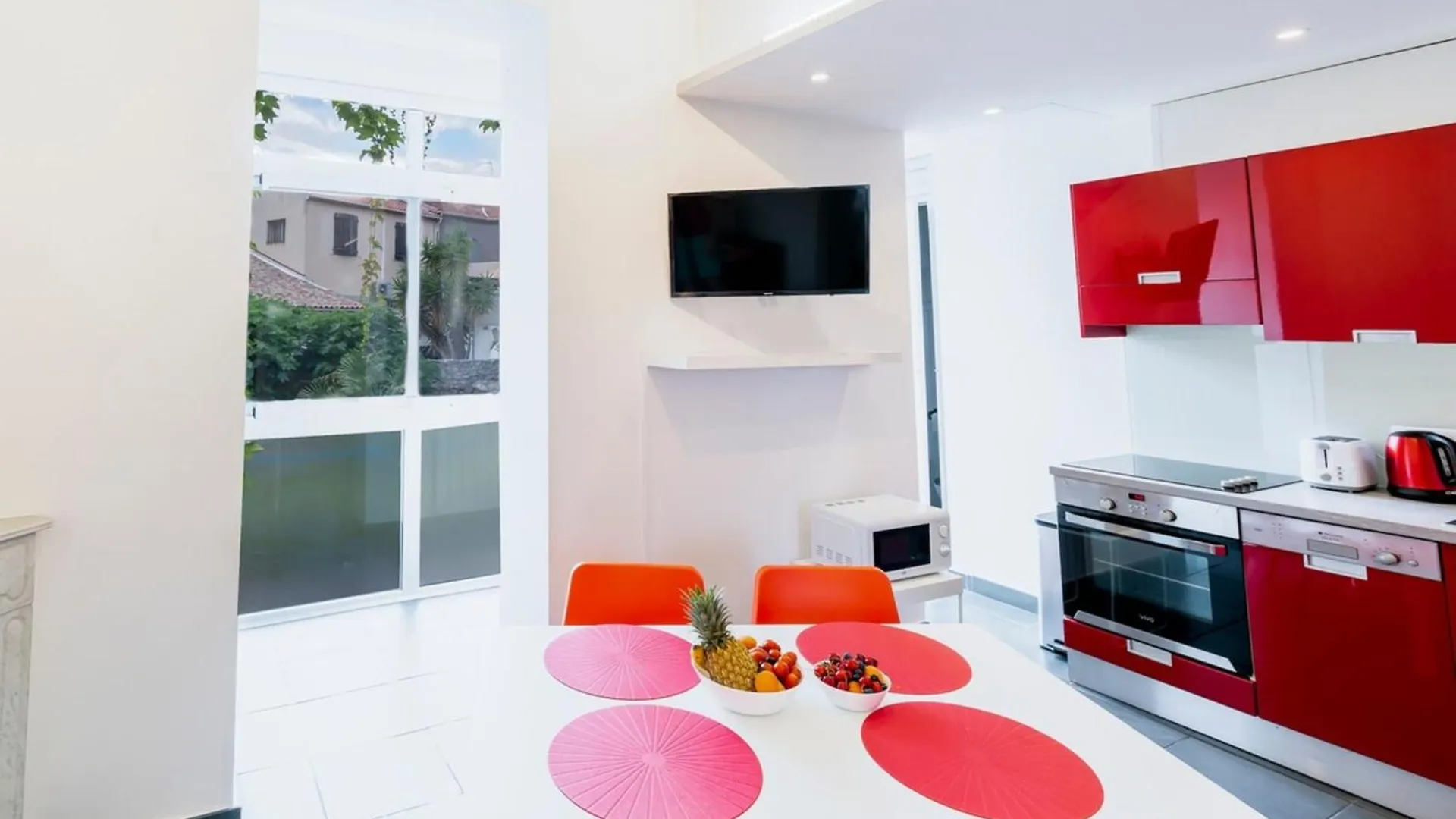 Bright And Modern 2 Bedroom In The Heart Of Antibes!