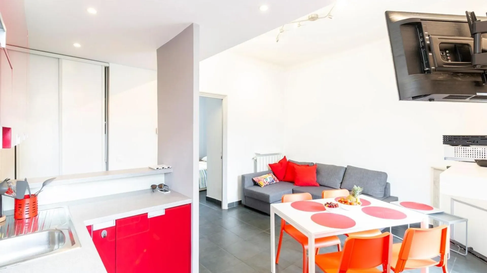 Bright And Modern 2 Bedroom In The Heart Of Antibes! Apartment