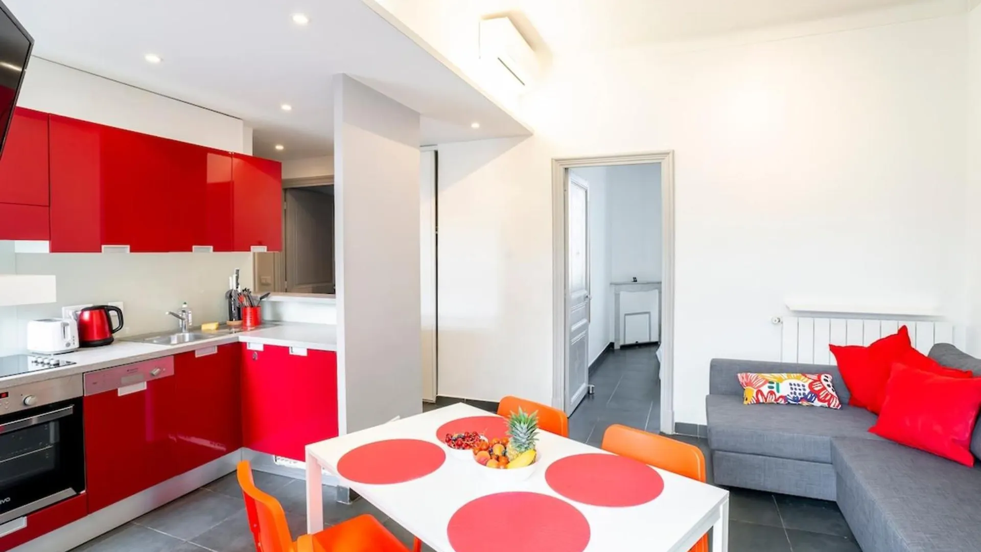 Bright And Modern 2 Bedroom In The Heart Of Antibes! location